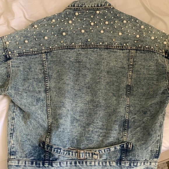 Stylish acid wash Jean jacket with adornishments - Picture 4 of 6